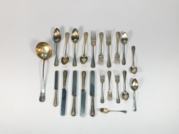 Veintidós cubiertos de metal "Christofle", compuesto de: Cucharón, cuatro cucharas soperas, cuatro cucharas medianas, una cuchara para postre, cuatro tenedores grandes, tres tenedores medianos y cinco cuchillos grandes.