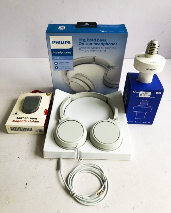 Tres piezas: Soporte magnético "Promate" diseñado para rejilla de ventilación de automóviles. Auriculares "Philips" nuevos en caja, y un portalámparas inteligente "Sonoff Slampher R2".