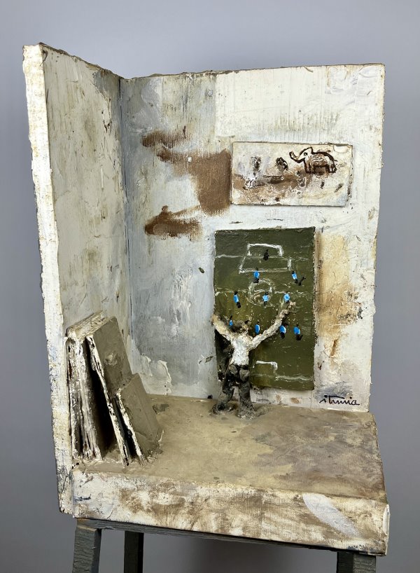 Ignacio Iturria "Las tacticas del Maestro Tabarez" Tecnica mixta, 166 x 33 x 23 cm. Firmada. Exposiciones: M.E.C en el año 2010 con motivo de la muestra "De arte y deporte"". Expuesta en 2014 en Fundación Iturria con motivo del mundial de fútbol. Estimativo: USD 10.000 - 12.000