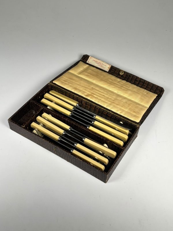 Estuche con 12 Cuchillos para Comida y Postre, Acero Sheffield