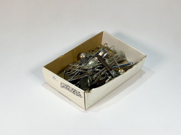 Un lote de cubiertos de metal y alpaca diferentes, compuesto de: Pala para torta, pinza para masas, pinza para hielera, destapadores, rompenueces, cuchara, tenedores, pinchos, cuchillo de trozar, cucharas de servir, cucharitas, etc.