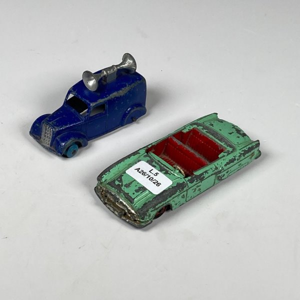 Dos autos de metal Dinky Toys ingleses: Furgón azul y Packard verde