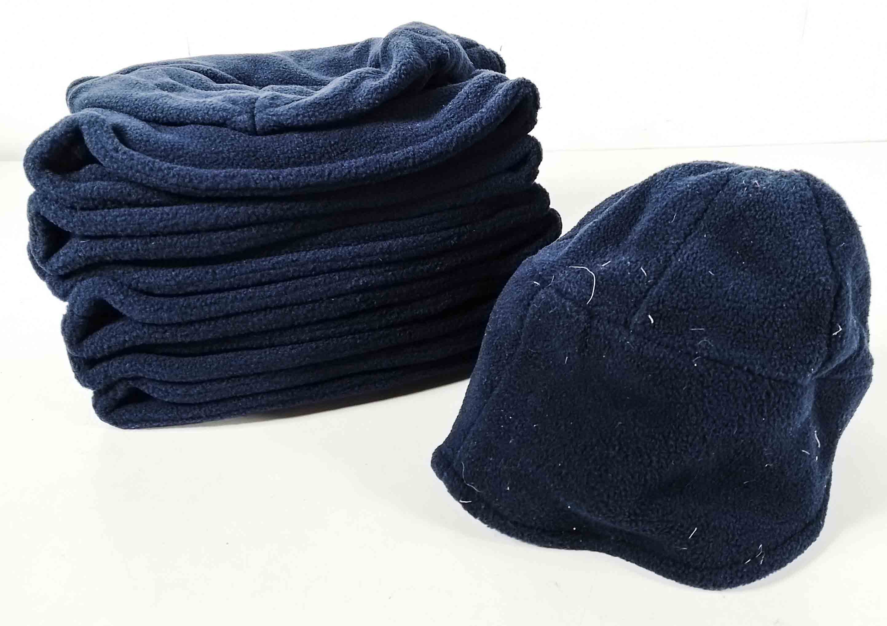 Dieciocho paquetes de gorros azules chicos.Cada paquete contiene 12  unidades.